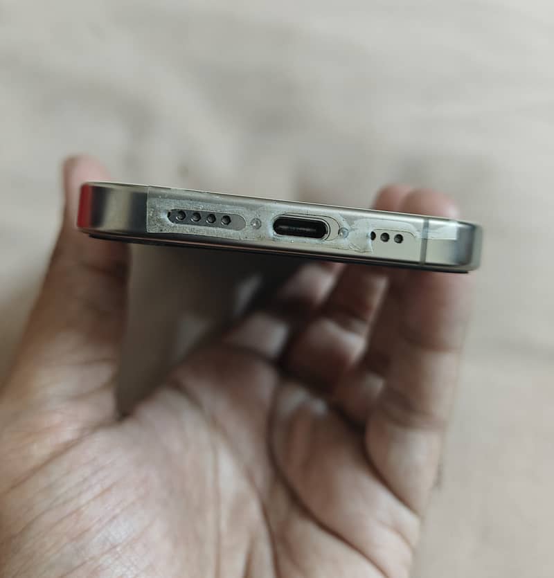 Apple iPhone 16 Pro 2