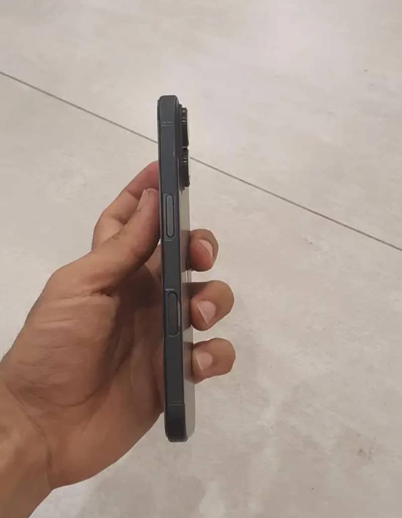 Apple iPhone 16 6