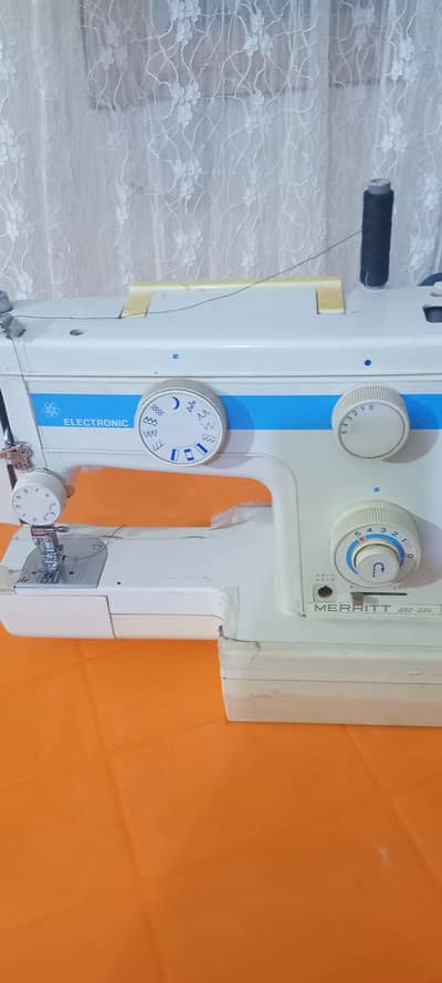 Singer japani mechine good condition,Pico,overlook, embroidery. .