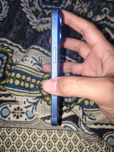 Apple iPhone 16