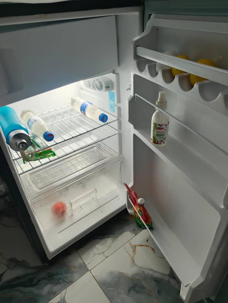 Dawlance mini fridge 0