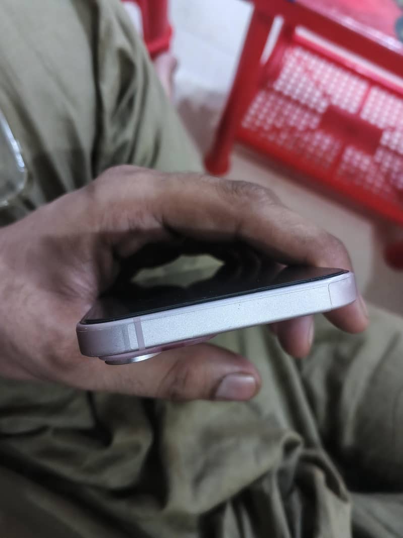 Apple iPhone 15 4