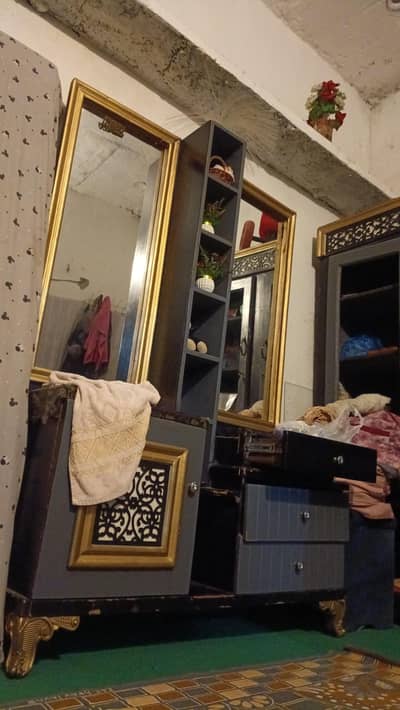 bed dressing table 2 almari kapdo or bartan ke or side table