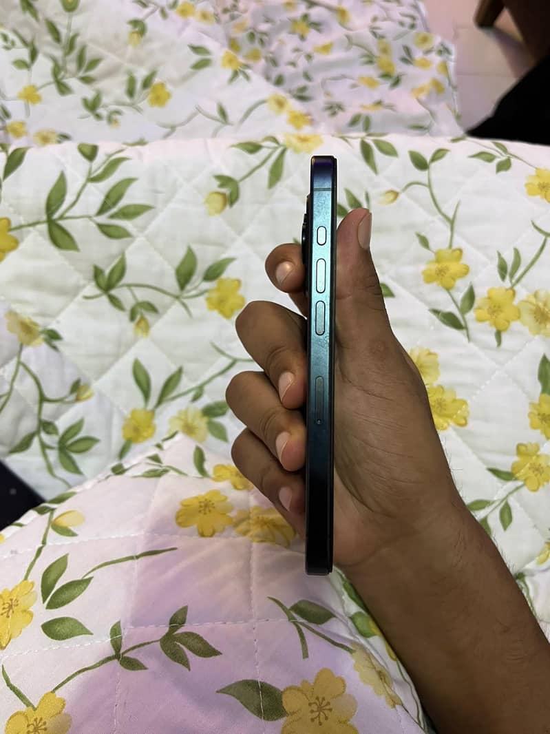 Apple iPhone 15 Pro 2