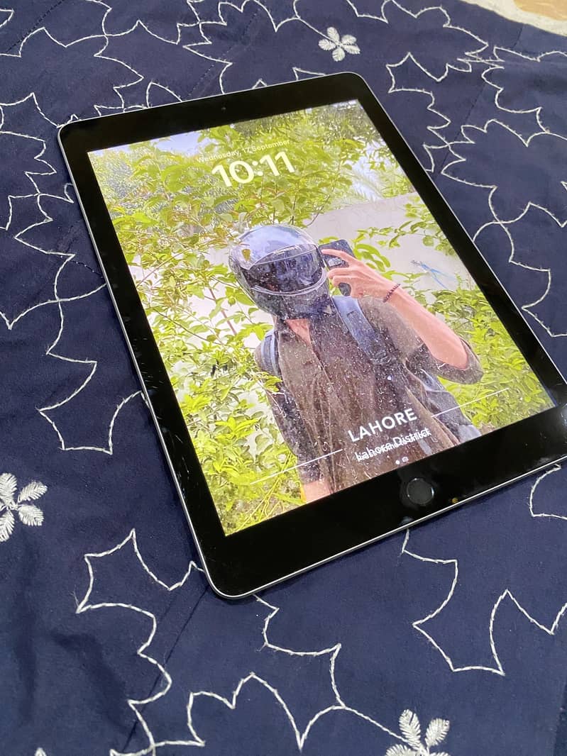 Apple Ipad 5{2017} 3