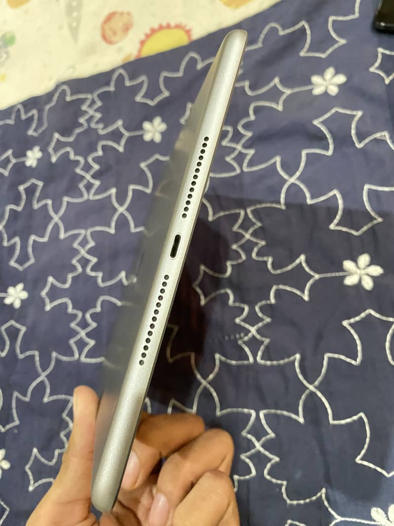 Apple Ipad 5{2017} 4