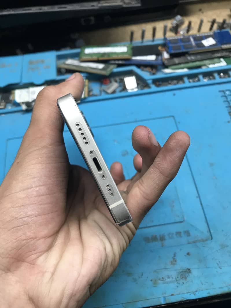Apple iPhone 13 2