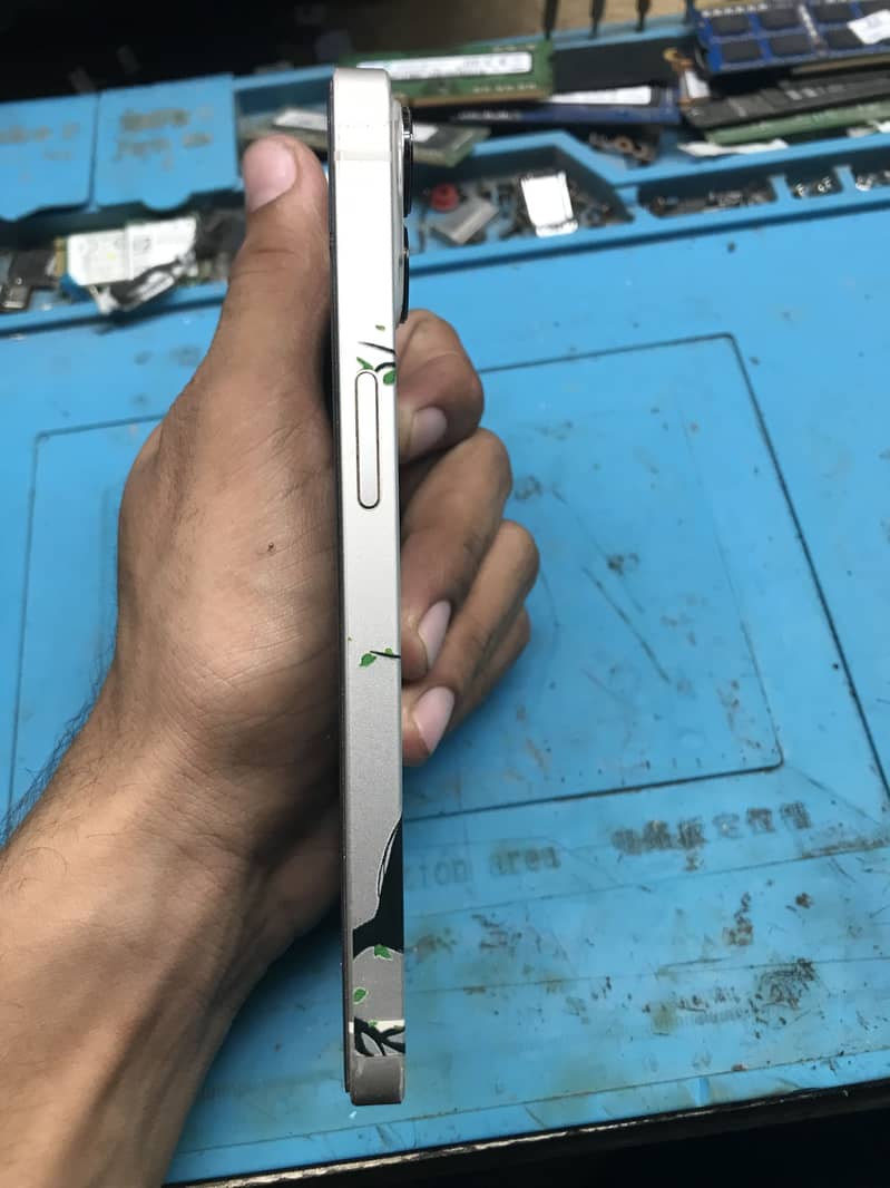 Apple iPhone 13 5