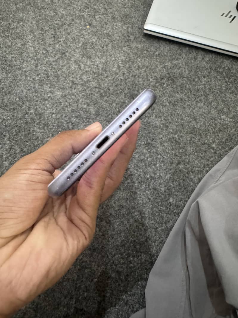 Apple iPhone 11 4