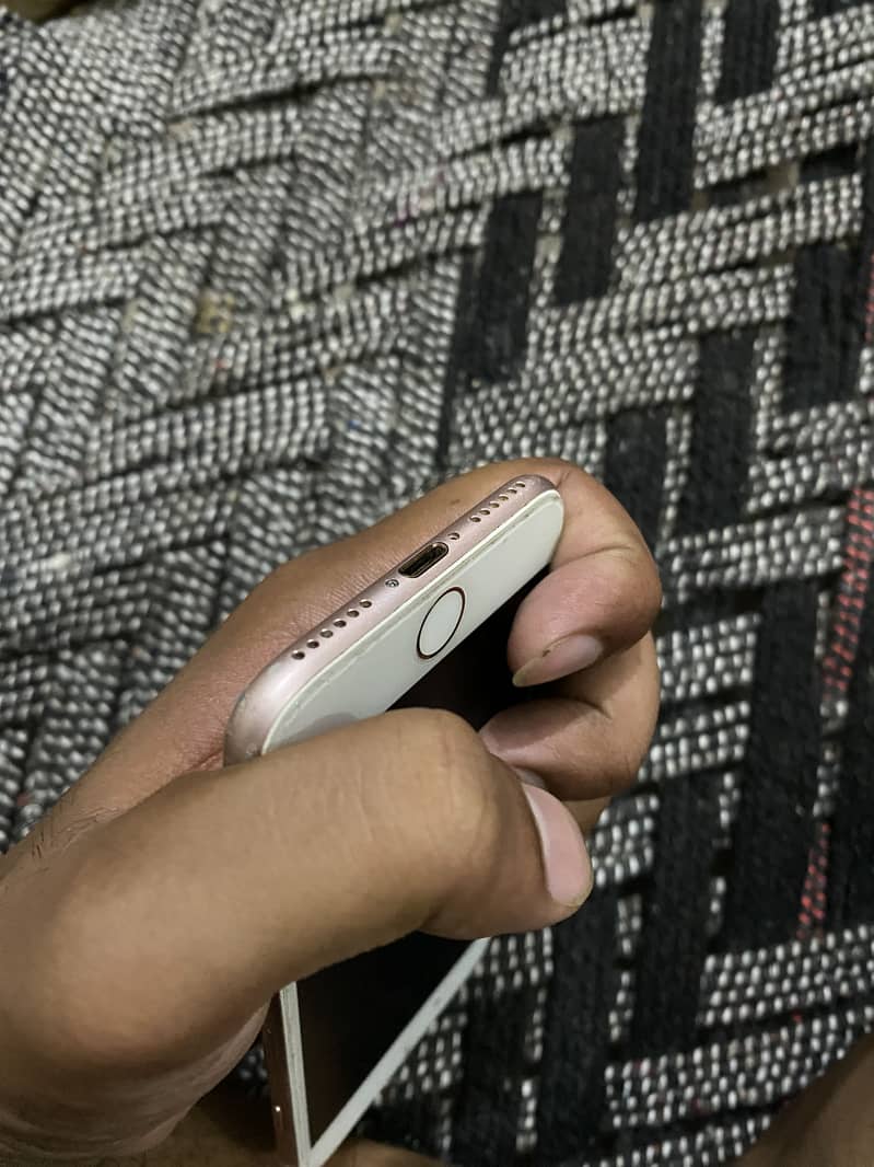 Apple iPhone 7 0