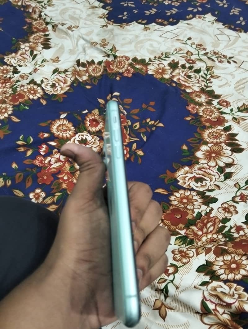 Apple iPhone 11 3