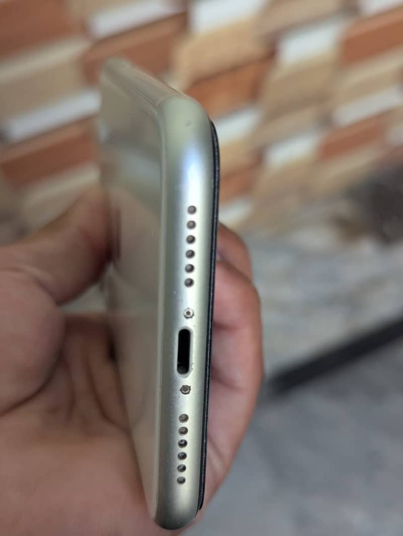 Apple iPhone 11 4