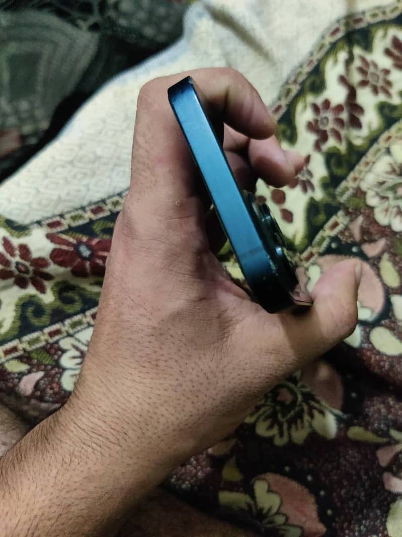 Apple iPhone 13 2