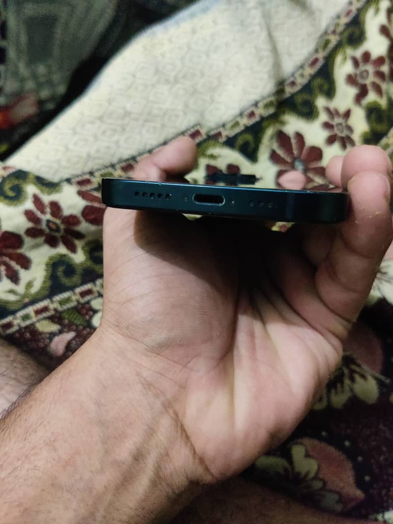 Apple iPhone 13 6