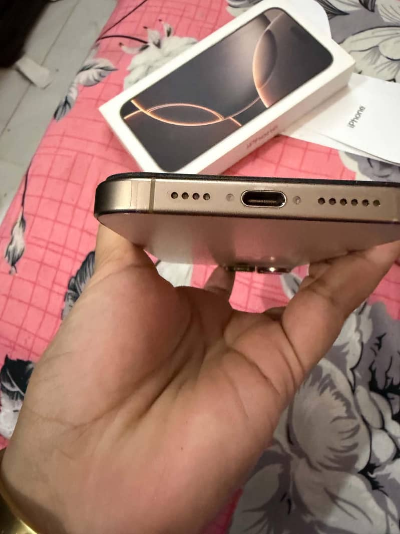 Apple iPhone 16 Pro Max 6