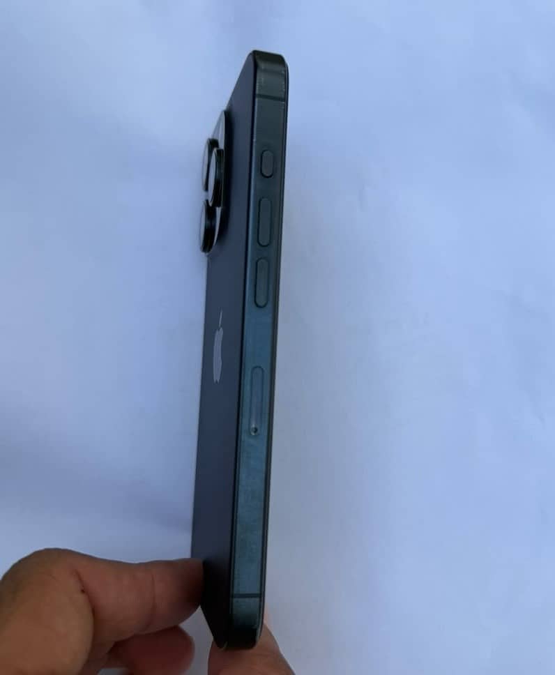 Apple iPhone 15 Pro 4