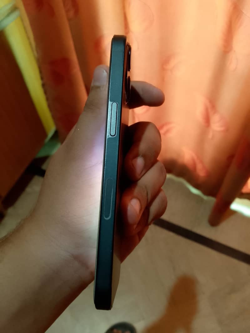 Apple iPhone 13 5