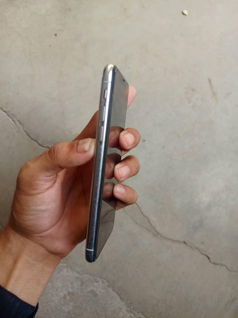 Apple iPhone X 4