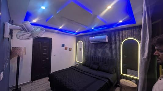 One bed vip apartment available on daily weakly basis in bahria town lahore and also available on short stay like 3/4 hours for couples and families