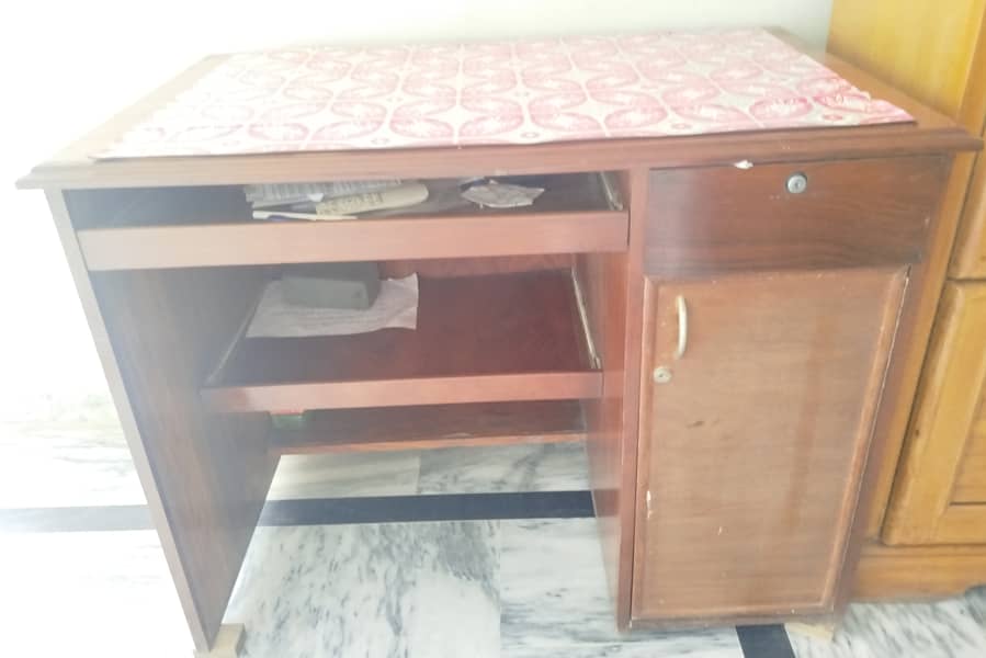 Computer Table 0