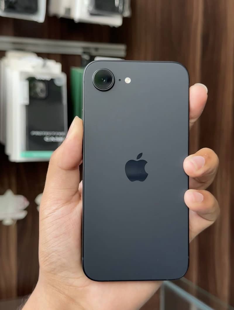 Apple iPhone 16e 0