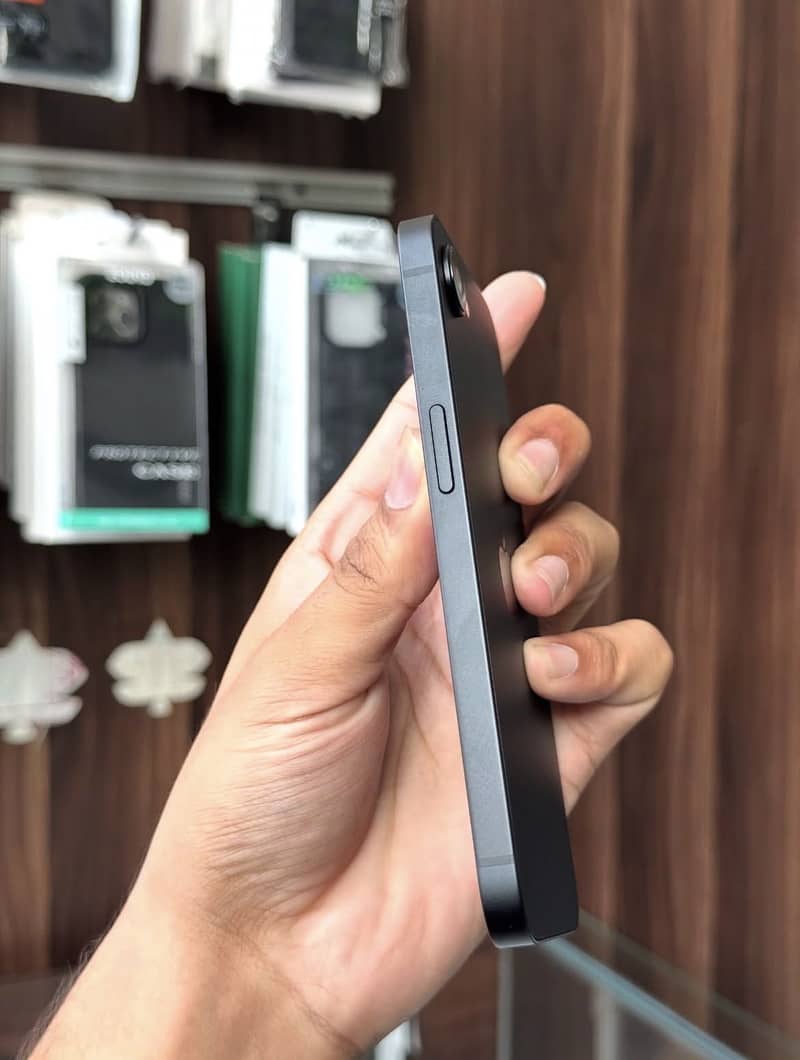 Apple iPhone 16e 1