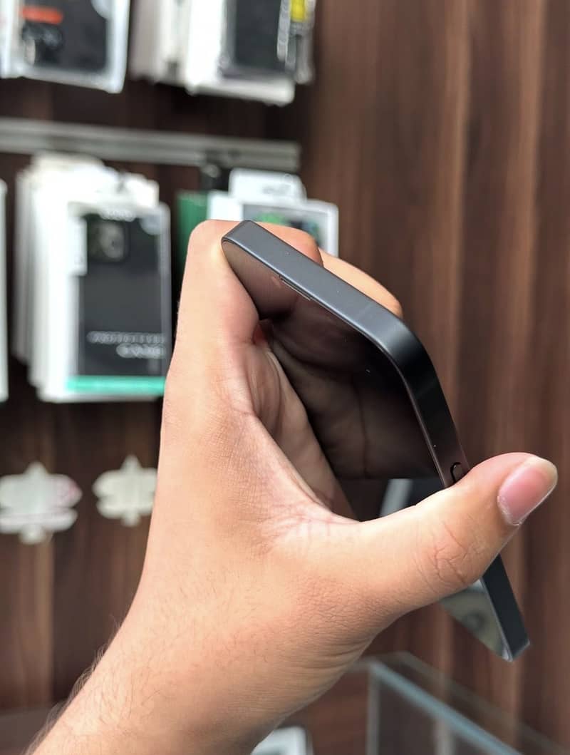 Apple iPhone 16e 2