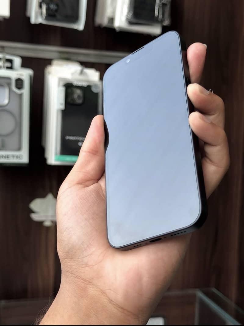 Apple iPhone 16e 3
