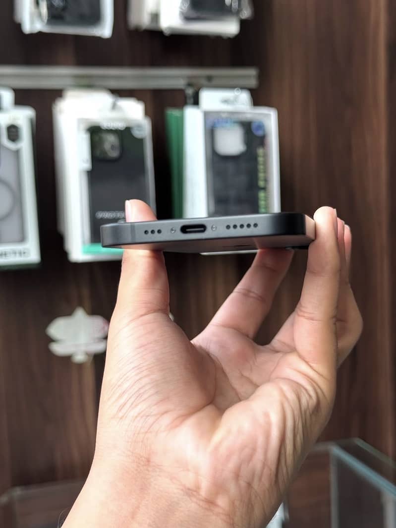 Apple iPhone 16e 4