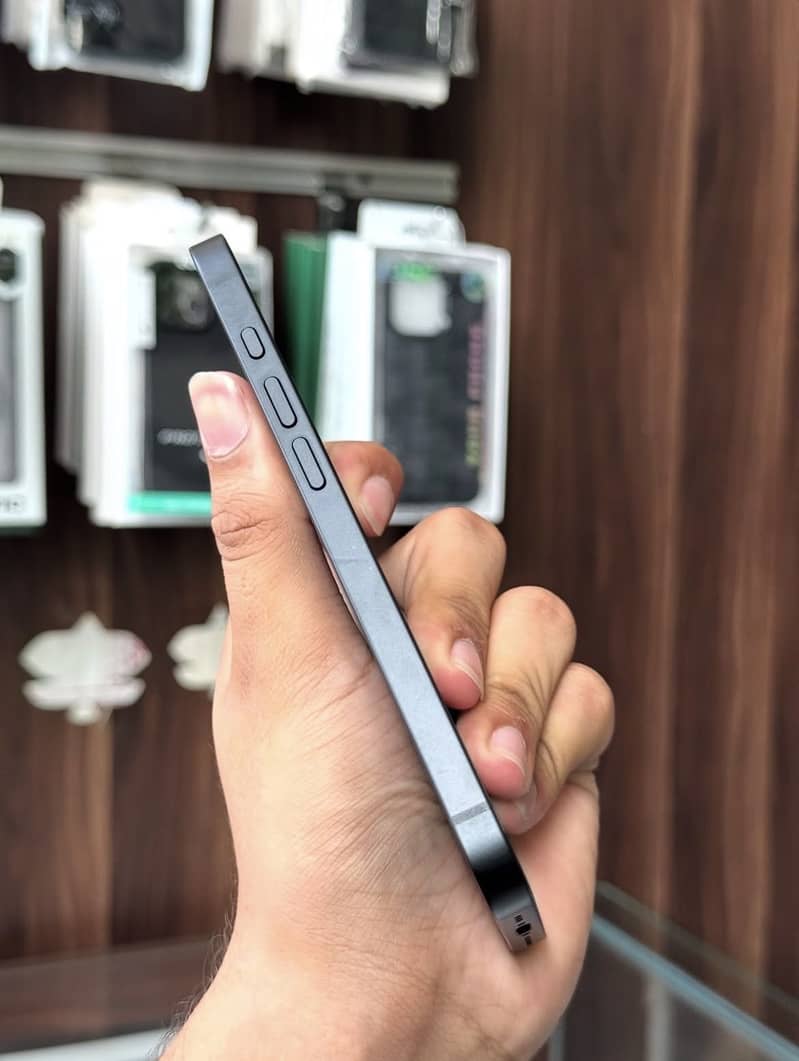 Apple iPhone 16e 5