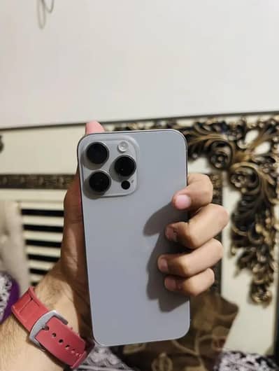 Apple iPhone 16 pro . max  natural titanium