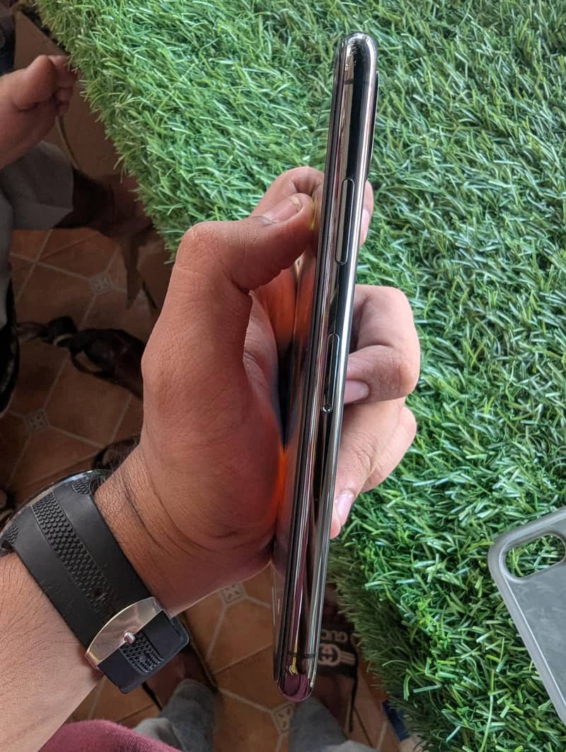 Apple iPhone X 4