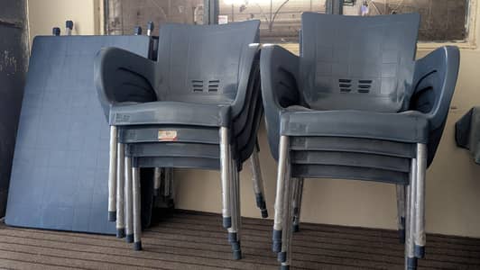 2 Table 8 chair's