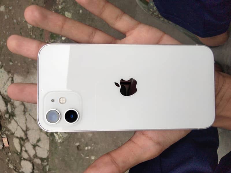 Apple iPhone 12 4