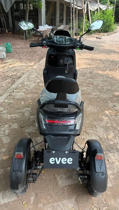 evee S1 3 wheel swing model available for sale just 60km used