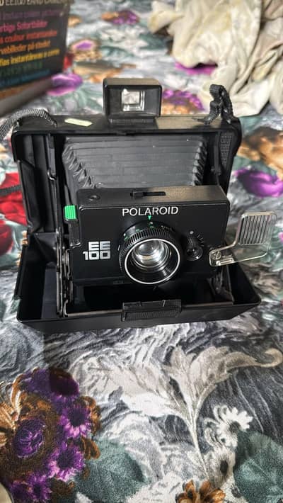 POLAROID EE100 LAND CAMERA
