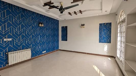 FOR RENT Fully Renovated 8-Bedroms Triple Storey House & Extra Lawn + Pool E_11/2