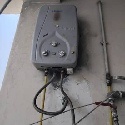 Natural instant Geyser for urgent sale