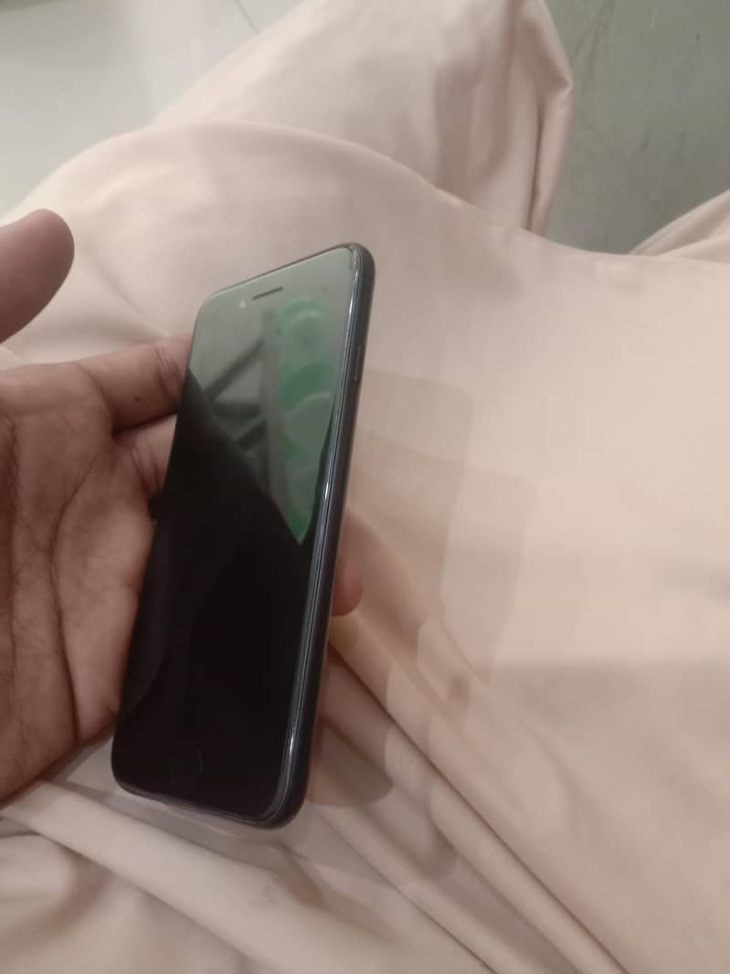 Apple iPhone 7 1