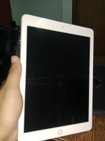 * iPad 6th Gen 32GB - Like New - 32K *