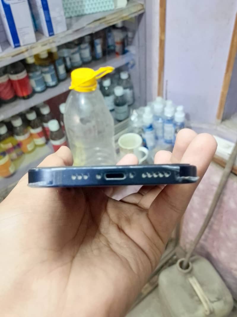 Apple iPhone 12 4