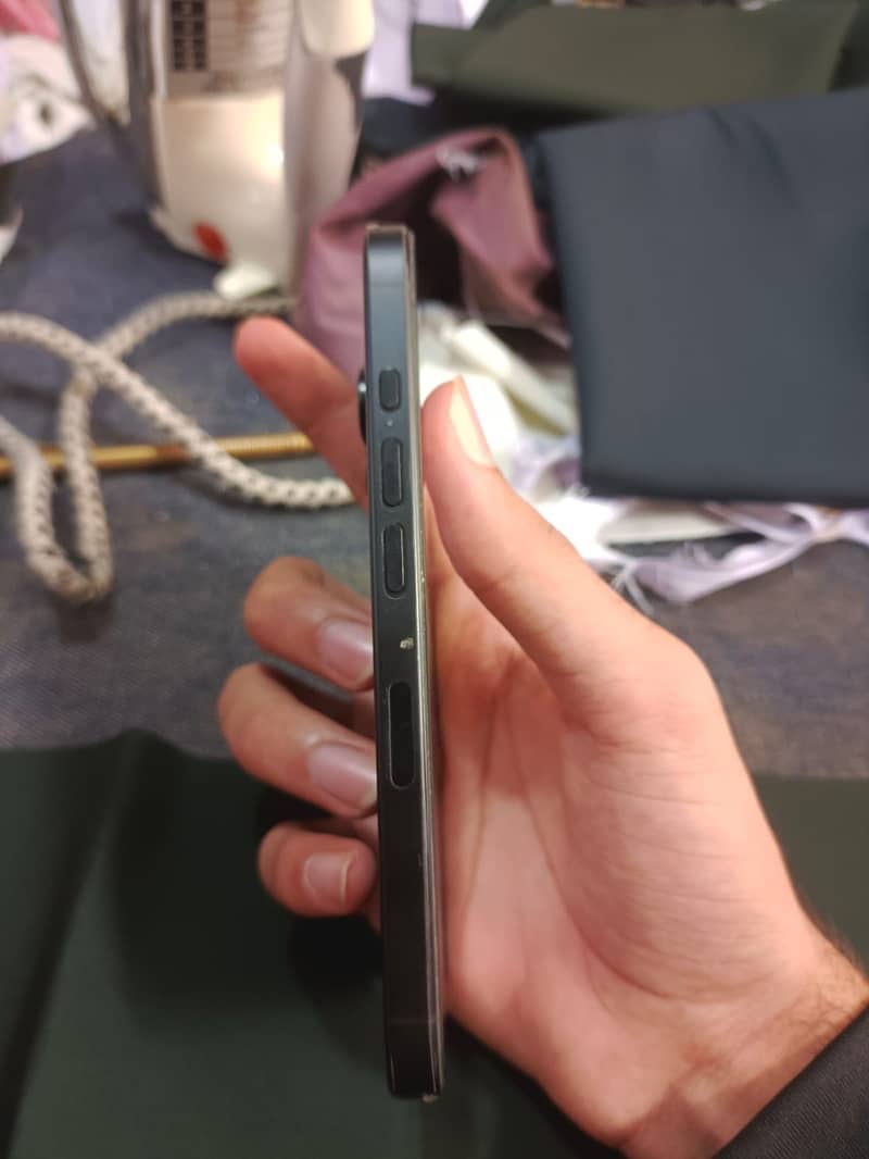 Apple iPhone 16 Pro 2
