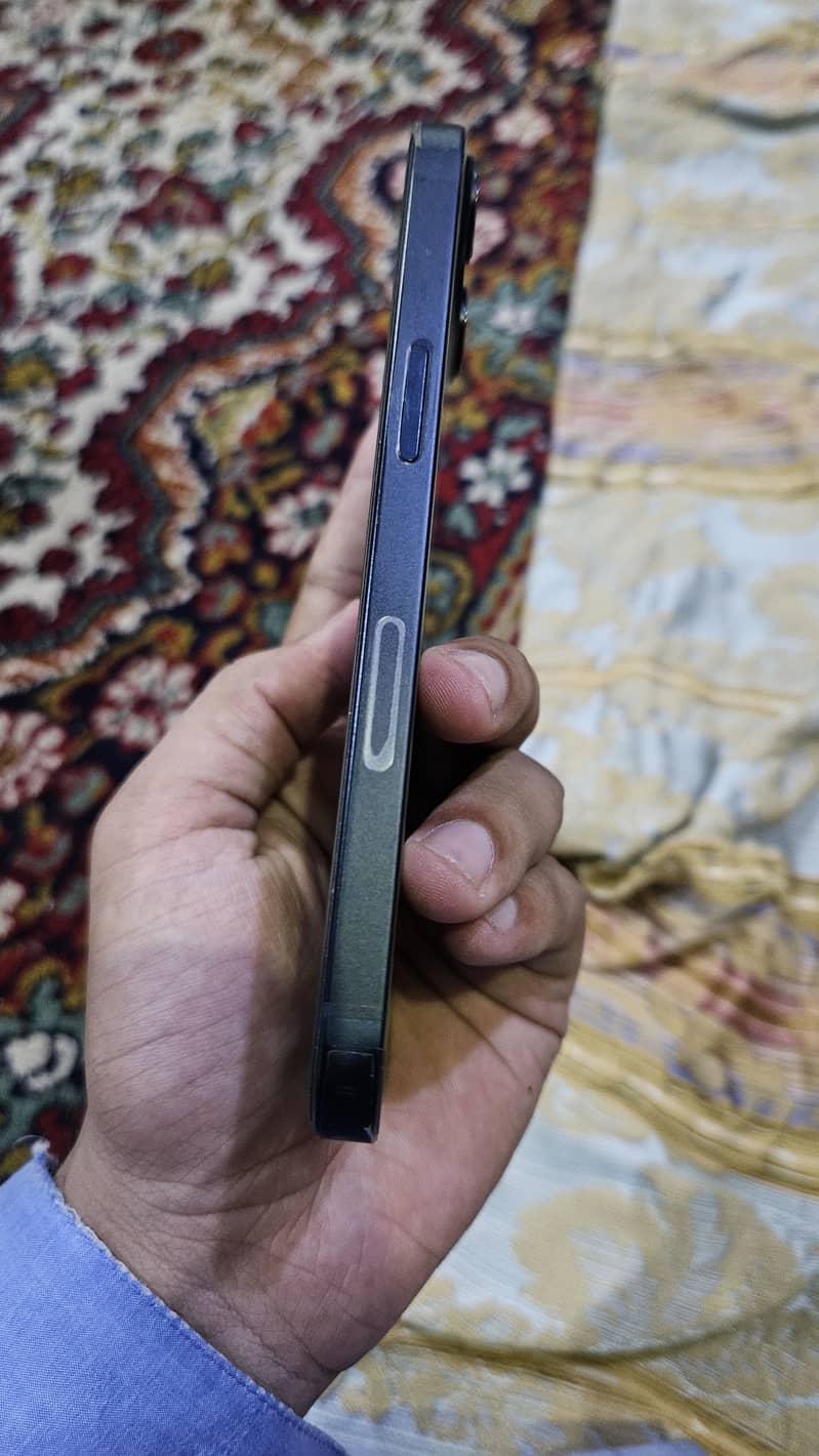 iPhone 13 4