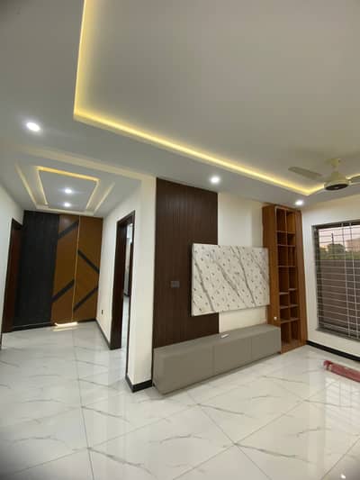 500sq yd Luxury Villa FOR SALE. 2km from Entrance of BTK. 6 Bed DDL 2 Kitchens
