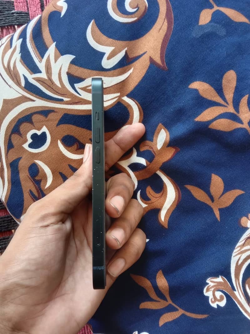 Apple iPhone 13 4