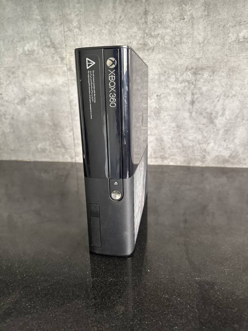 Xbox 360 E Complete Bundle with Games 2