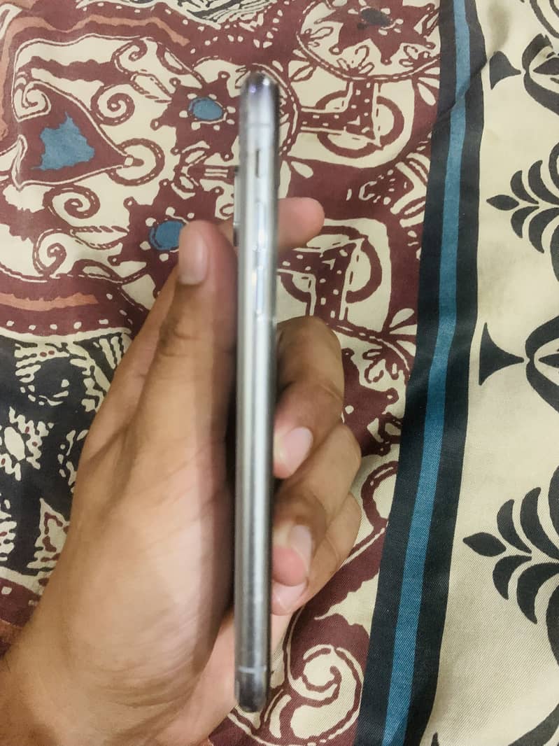 Apple iPhone X 3