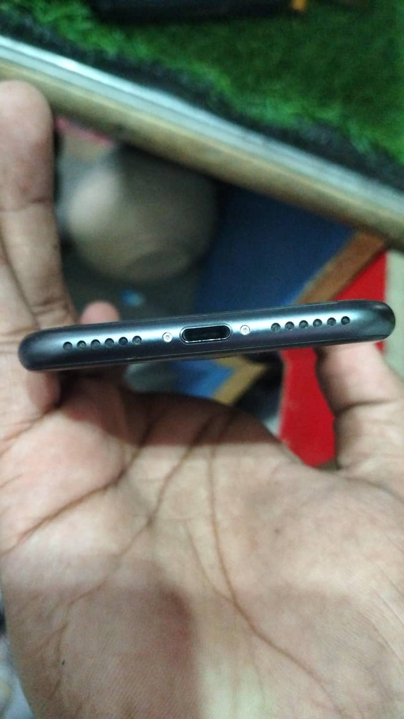 Apple iPhone 8 3