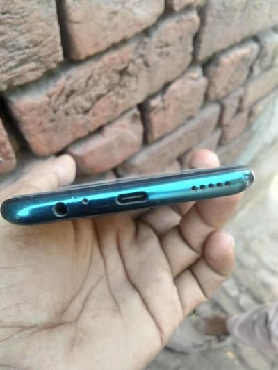 4/128 GB storage