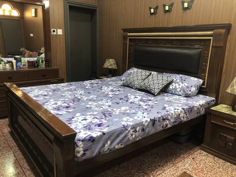Bed with side tables 0